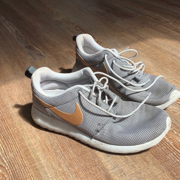 Nike Women's Roshe One Anthracite/Metallic Gold-Wolf Grey 511882-070 - Picture 3 of 6